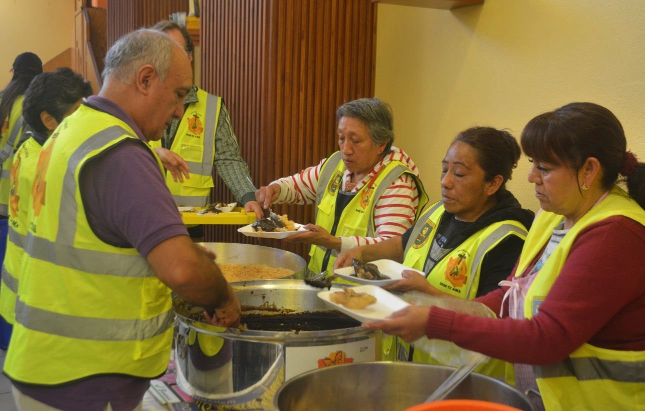 Voluntarios sirviendo alimentos
